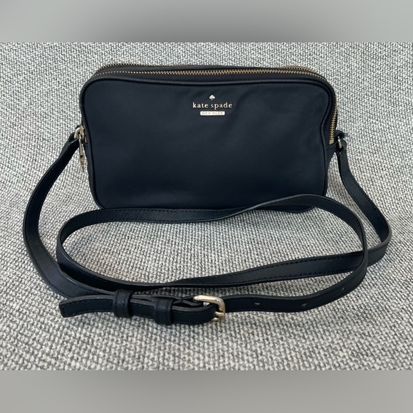 Stylish Black Bag with Gold Zipper - Picture 9 of 16